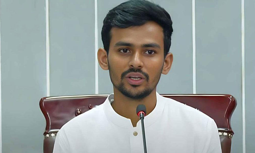 আগুনের পেছনে ‘ষড়যন্ত্র’, সন্দেহ উপদেষ্টা আসিফ মাহমুদের