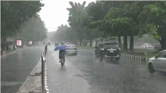 দুপুরেই নামতে পারে বজ্রবৃষ্টি, দমকা হাওয়ার সতর্কতা রাজধানীতে
