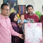 বাস থামিয়ে ফুল নেওয়া সেই শিশুর জন্য উপহার পাঠালেন প্রধানমন্ত্রী