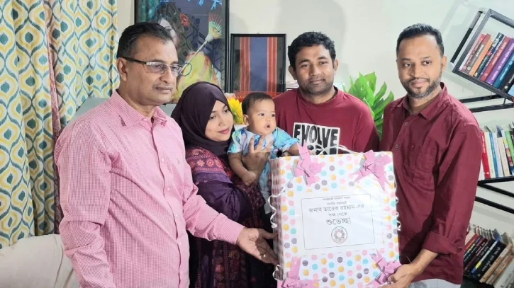 বাস থামিয়ে ফুল নেওয়া সেই শিশুর জন্য উপহার পাঠালেন প্রধানমন্ত্রী