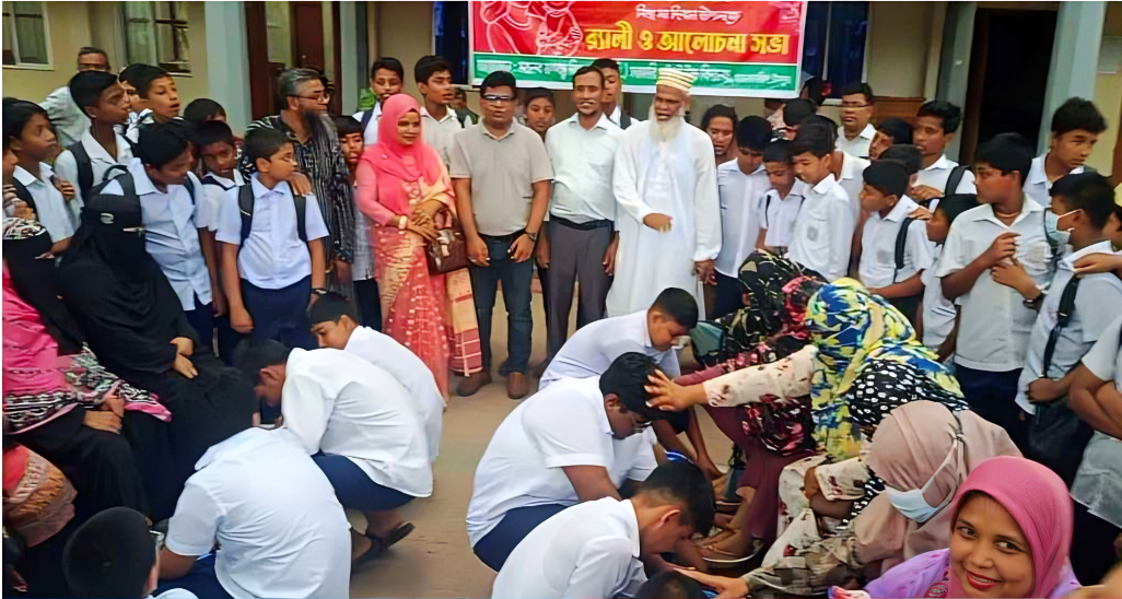 মায়ের পা ধুয়ে ব্যতিক্রমী আয়োজনে মা দিবস পালন, আবেগে ভাসল চাঁদপুর