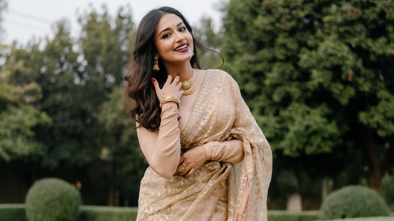 মায়ের শাড়ি পরে আবেগঘন পোস্ট শেয়ার করলেন তাসনিয়া ফারিণ