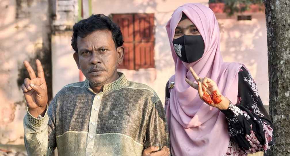 মেয়ের সঙ্গে একই পরীক্ষায় অংশ নিয়ে এইচএসসি পাস করলেন বাবা