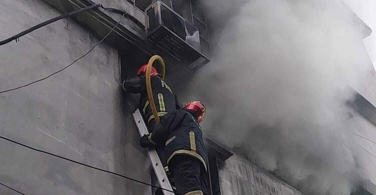 চকবাজারে রাসায়নিক গুদামের আগুন নিয়ন্ত্রণে
