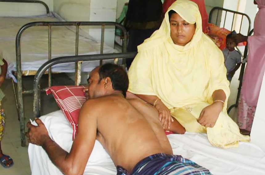 সুদের টাকা দিতে না পারায় দিনমজুরকে নির্যাতন