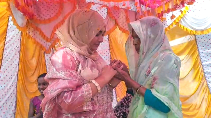 নির্বাচনী গণসংযোগে সাধারণ মানুষের কাছ থেকে স্বর্ণের রিং উপহার পেলেন হান্নান মাসউদের স্ত্রী