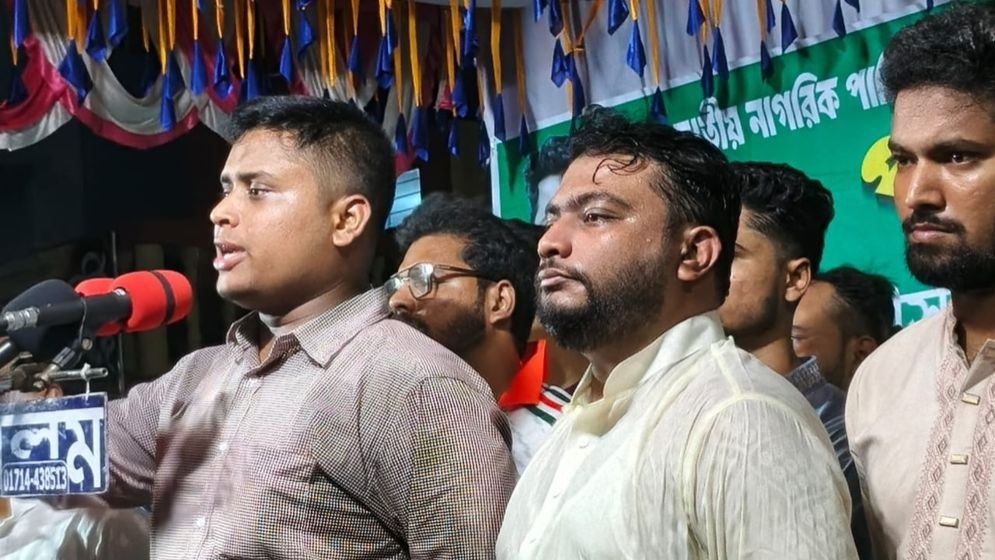 কবুল যখন বলেছেন, সংসারও করতে হবে: সংস্কারবিরোধী দলকে হাসনাতের হুঁশিয়ারি।