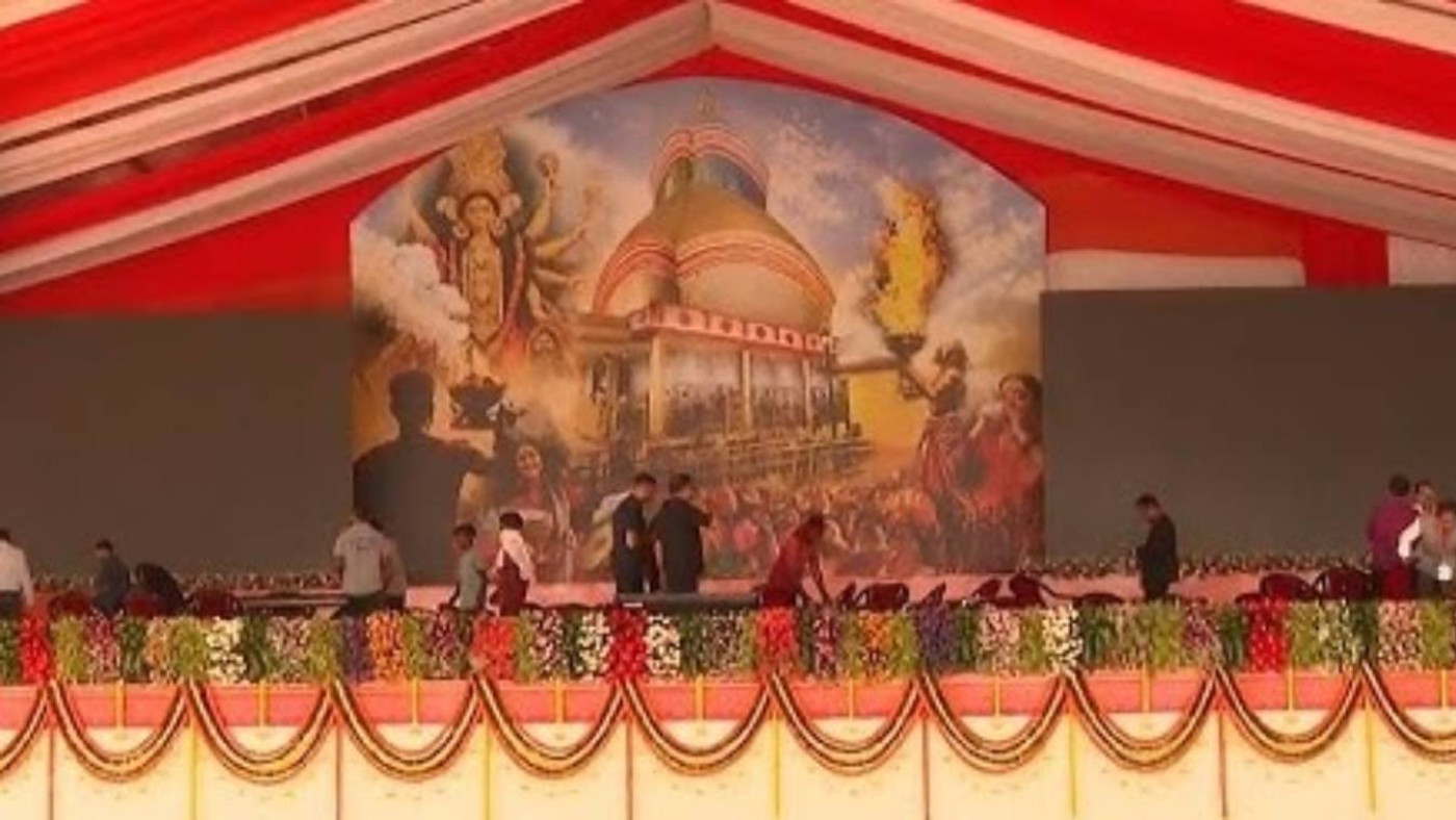 পশ্চিমবঙ্গে মন্দিরের আদলে প্রস্তুত শুভেন্দুর শপথগ্রহণের মঞ্চ!
