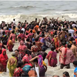 অক্ষয় তৃতীয়ায় কুয়াকাটায় সমুদ্রস্নানে ভক্তদের ঢল, মুখর সৈকতজুড়ে ধর্মীয় উৎসব
