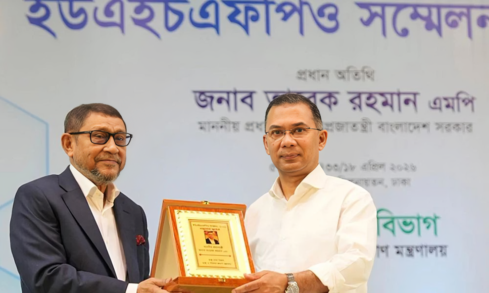 স্বাস্থ্যমন্ত্রীকে প্রধানমন্ত্রী— মন্ত্রী সাহেব, একটু প্রশংসা কম কইরেন