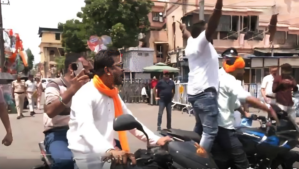 মমতার বাসভবনের সামনে বিজেপি সমর্থকদের জয় শ্রী রাম স্লোগান