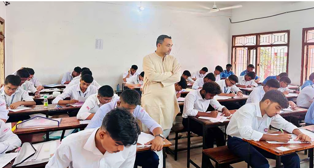 এসএসসি কেন্দ্র ঘুরে যা জানালেন মাহদী আমিন