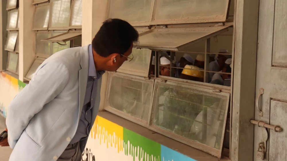 জানালার ফাঁক দিয়ে পরীক্ষাকেন্দ্র পর্যবেক্ষণ, আলোচনায় শিক্ষামন্ত্রীর ভিন্নধর্মী পরিদর্শন