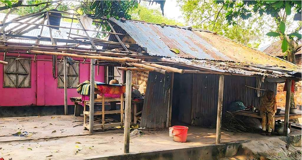 ৮০ বছরের বৃদ্ধা ঘরে ঘুমিয়ে, সেই ঘরের টিন-বেড়া খুলে নিয়ে গেলেন পাওনাদাররা!