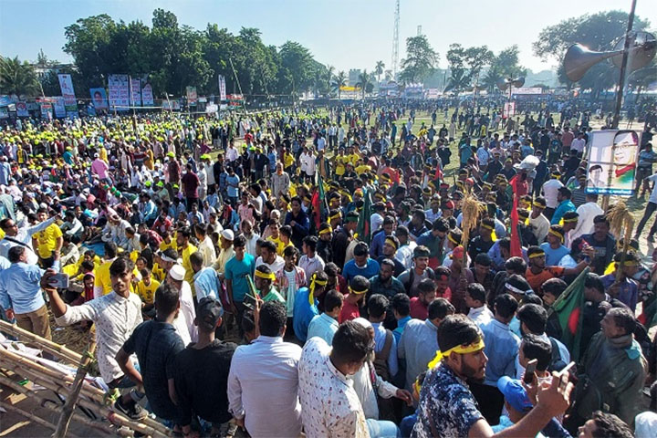 রংপুরে সমাবেশস্থলে বিএনপি নেতাকর্মীদের ঢল