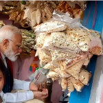 ঝাড়গ্রামে প্রচারের ফাঁকে ১০ টাকার ঝালমুড়ি খেলেন মোদি, সাধারণ মানুষের সঙ্গে জনসংযোগে চমক