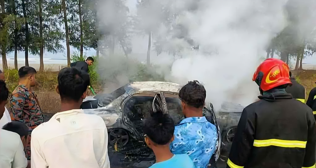 মেরিন ড্রাইভে যাত্রীবাহী গাড়িতে অগ্নিকাণ্ড, মুহূর্তেই ছড়াল আগুন