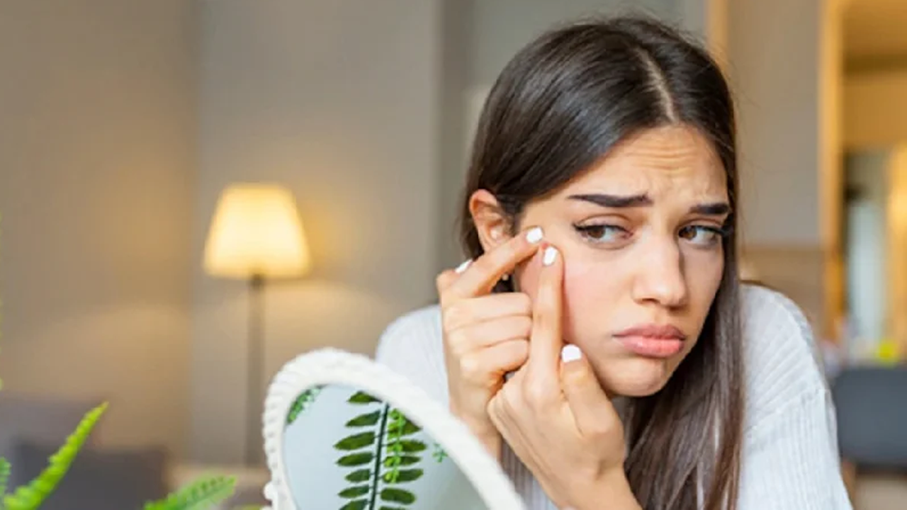 কেন ত্বক কুঁচকে যায়? কারণ ও প্রতিকার!