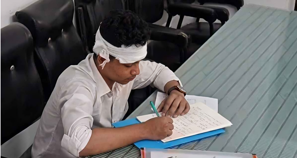 এসএসসি হলে ফ্যান ভেঙে মাথায় পড়ে আহত পরীক্ষার্থী, তবুও শেষ করলেন পরীক্ষা