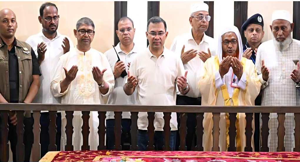 মওলানা ভাসানীর মাজার জিয়ারত করলেন প্রধানমন্ত্রী তারেক রহমান