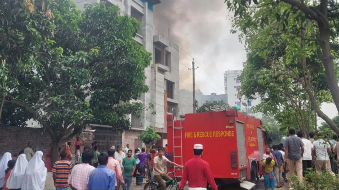 বগুড়ায় খেজুরের গুদামে ভয়াবহ আগুন