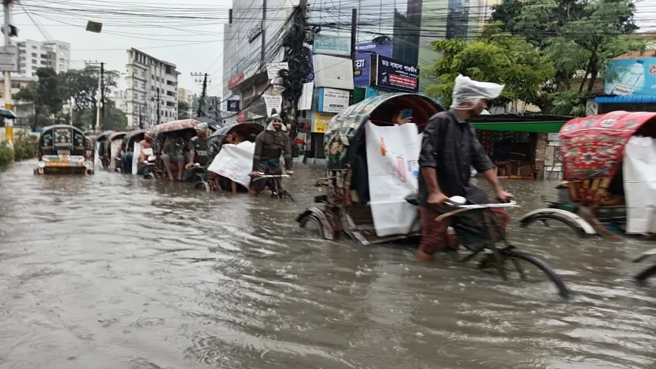 ফের পানিতে ডুবল চট্টগ্রাম, ভোগান্তি আরও আভাস