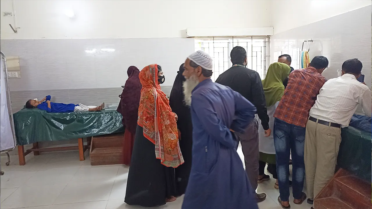 শ্রেণিকক্ষে সিলিং ফ্যান খুলে পড়ে আহত ২ শিক্ষার্থী!