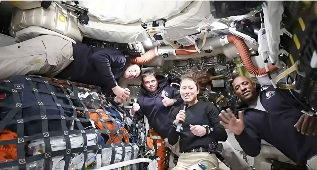 চাঁদ ঘুরে রেকর্ড গড়ে পৃথিবীর পথে আর্টেমিস-২-এর নভোচারীরা