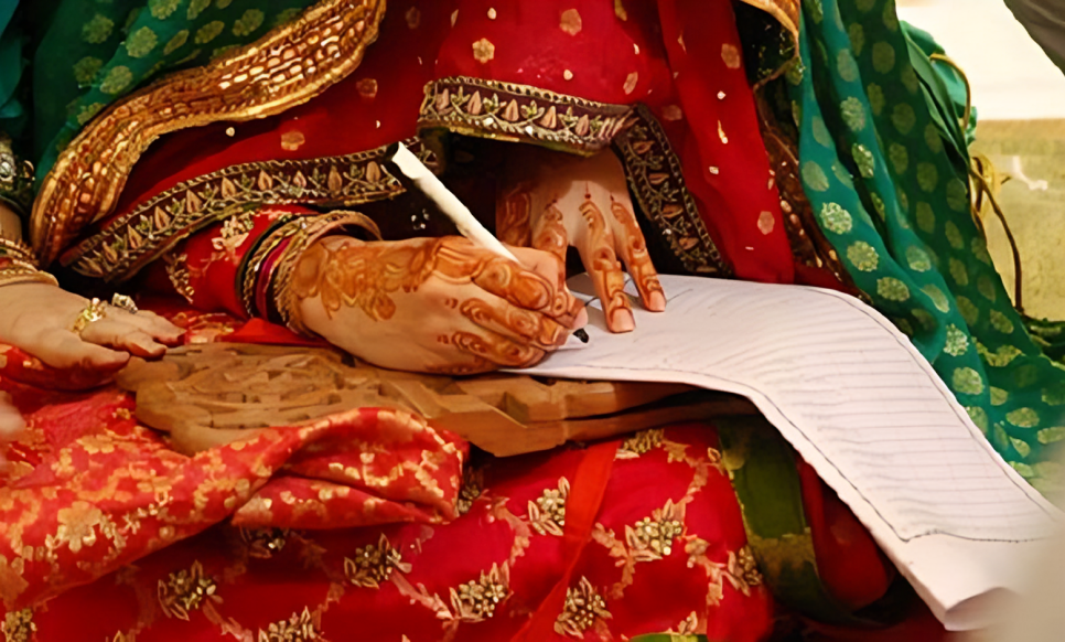 বিয়ের আসরেই স্বামীকে তালাক দিয়ে প্রেমিককে বিয়ে তরুণীর