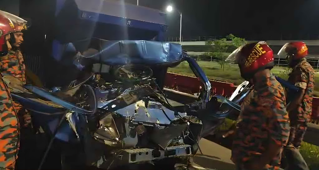 এক্সপ্রেসওয়েতে গভীর রাতে ভয়াবহ দুর্ঘটনা, একই পরিবারের ৩ জনসহ আহত ৪