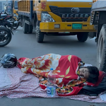 ১৬ ঘণ্টা অপেক্ষার পরও তেল না পেয়ে পাম্পের পাশে রাস্তাতেই বিছানা পেতে ঘুমিয়ে পড়লেন তিনি