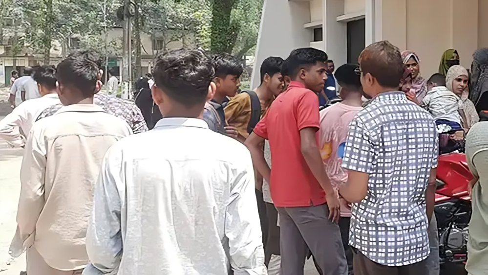 অবশেষে পরীক্ষায় বসলো গাইবান্ধার ৬৫ পরীক্ষার্থী, এডমিট জটিলতা কাটিয়ে স্বস্তি ফিরল শিক্ষার্থীদের মাঝে