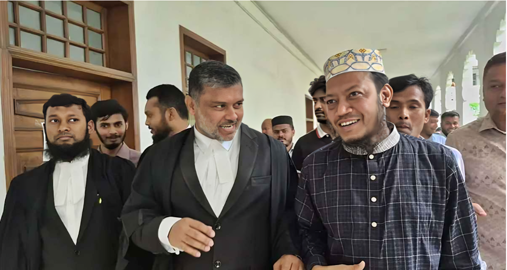 আগাম জামিন পেয়ে আমির হামজার মুখে মৃদু মুচকি হাসি