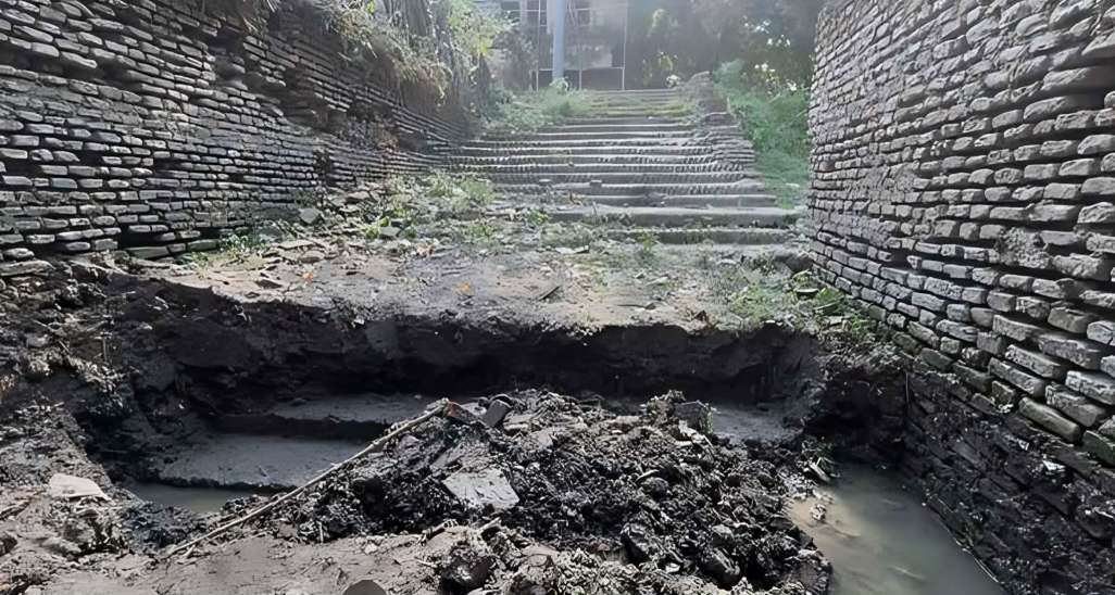 জমিদার বাড়ির পুকুর খুঁড়ে প্রকাশ্যেই তোলা হচ্ছে গুপ্তধন