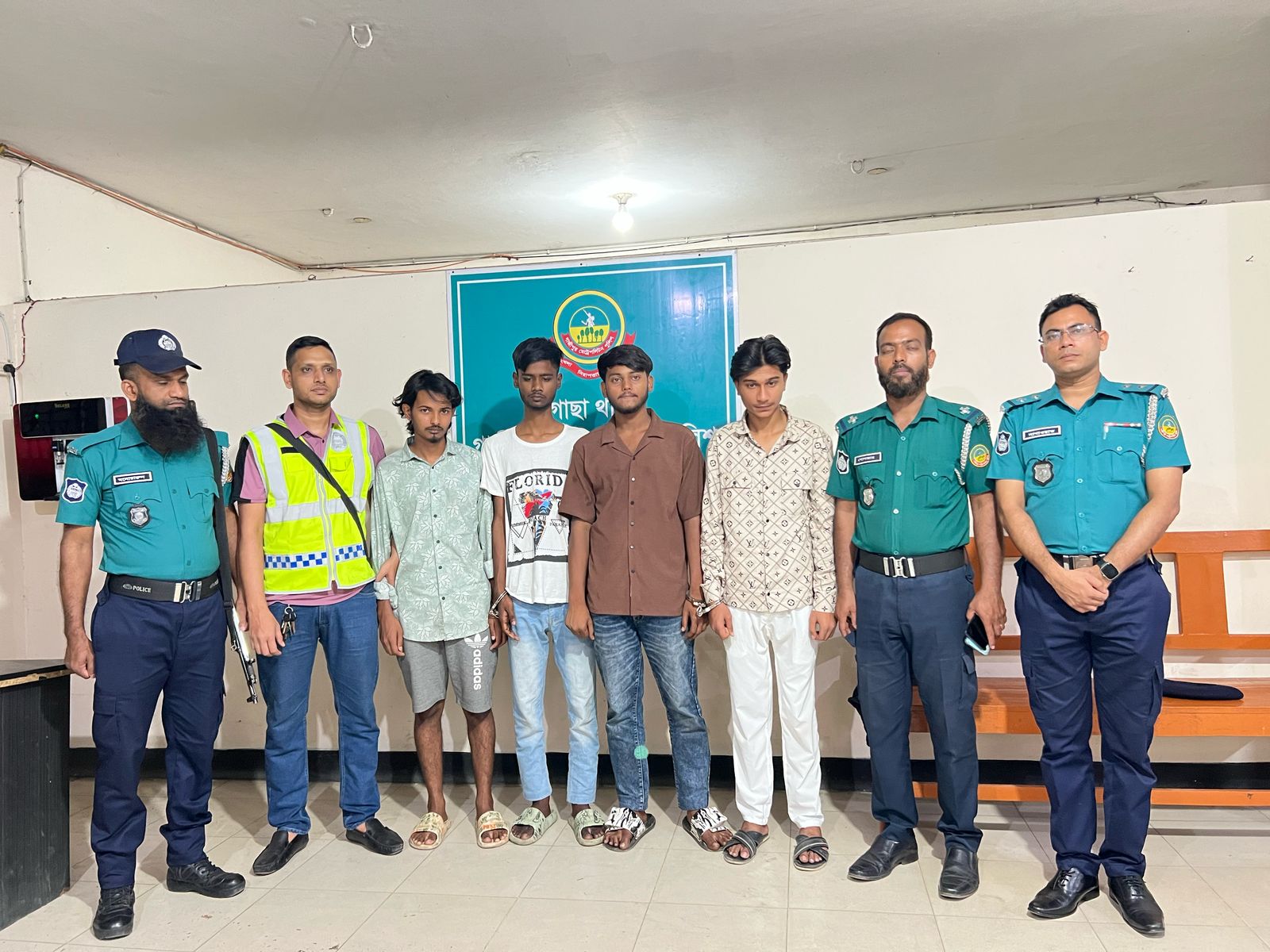 গাজীপুরে বাটা শোরুমে হামলা, ভাঙচুর ও লুটপাট: গ্রেপ্তার ৪