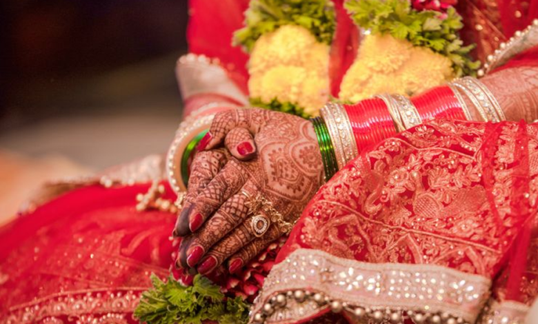 পরিবার বিয়ে দিচ্ছে না, পুলিশের কাছে পাত্র খুঁজে দেওয়ার অনুরোধ তরুণীর!