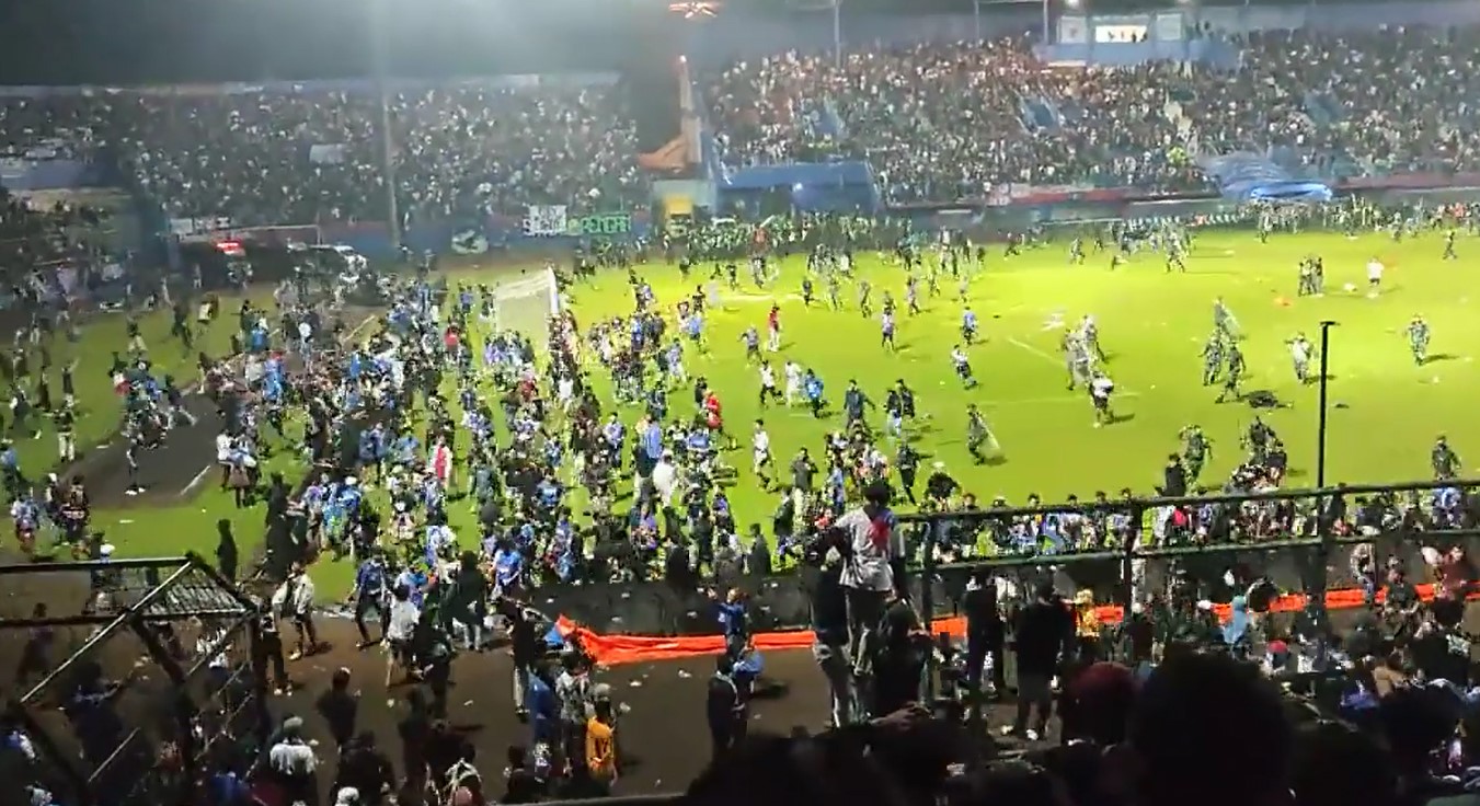 ইন্দোনেশিয়ায় ফুটবল স্টেডিয়ামে দাঙ্গায় নিহত ১৭৪