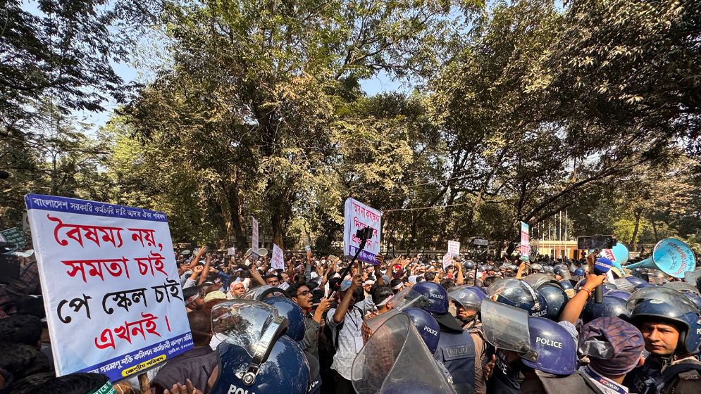 ৯ম পে-স্কেলের দাবিতে যমুনা ঘেরাও, পুলিশের টিয়ারগ্যাস নিক্ষেপ