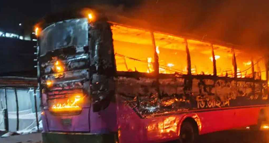 গাজীপুরে এক রাতে তিন স্থানে বাসে আগুন