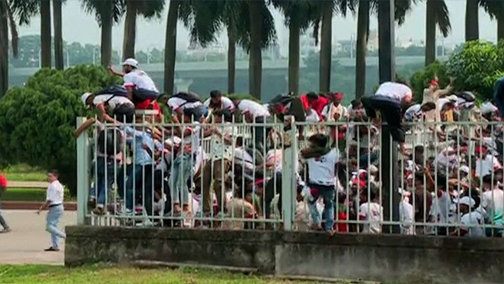 সংসদ ভবনের ফটক পার হয়ে মঞ্চের সামনে অবস্থান নিয়েছে জুলাই যোদ্ধারা