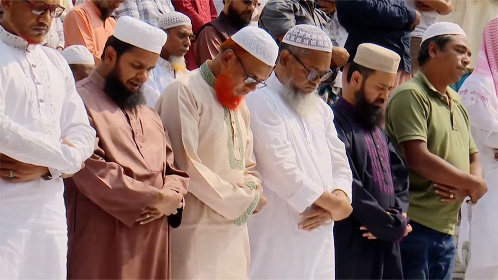 পবিত্র মাহেরমজানের প্রথম জুমায় মসজিদে মুসল্লিদের উপচে পড়া ভিড়