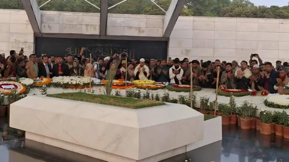 খালেদা জিয়ার সমাধিতে আজও মানুষের উপচে পড়া ভিড়