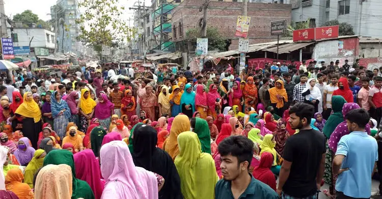 গাজীপুরে মহাসড়ক অবরোধে, আধা ঘণ্টা যান চলাচল বন্ধ