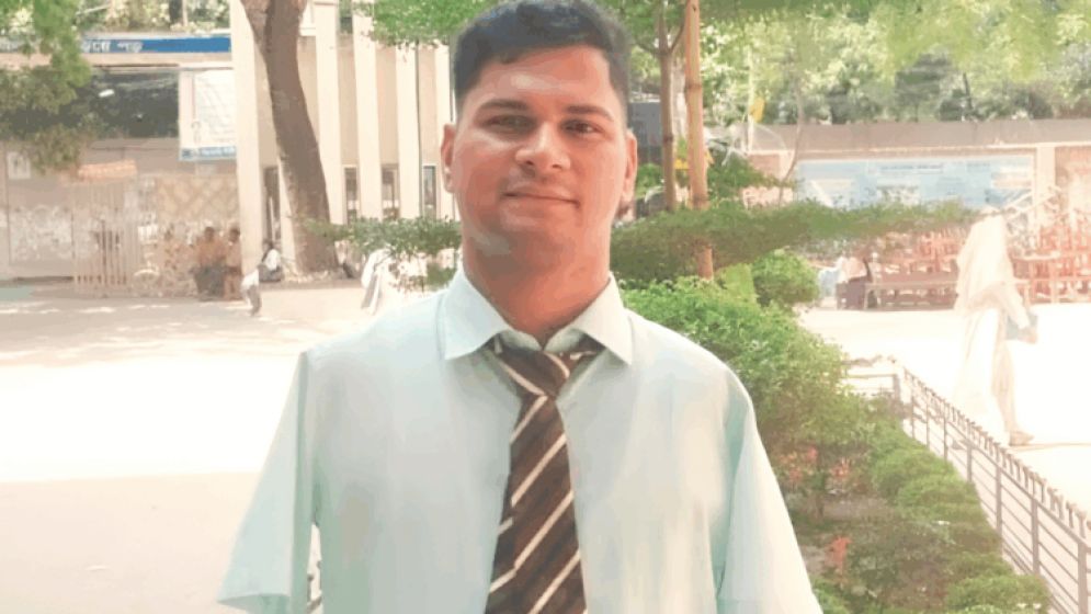 হাত নেই, স্বপ্ন আছে: পা দিয়ে লিখে এমবিএ অর্জন মো. আলীর