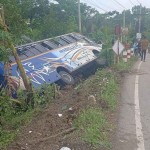 ঝালকাঠিতে নিয়ন্ত্রণ হারিয়ে যাত্রীবাহী বাস খাদে