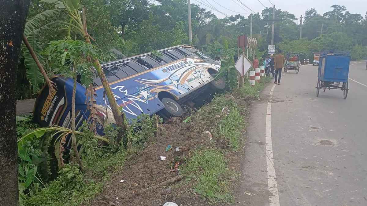 ঝালকাঠিতে নিয়ন্ত্রণ হারিয়ে যাত্রীবাহী বাস খাদে