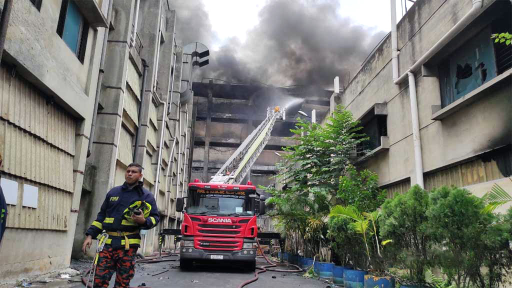 অবশেষে নিভল গাজী টায়ারসের আগুন: ধসে পড়ার ঝুঁকিতে ভবনটি