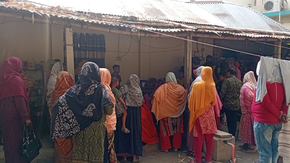 নাটোরে ছুরিকাঘাতে প্রাণ গেল বাবার, আশঙ্কাজনক অবস্থায় ছেলে