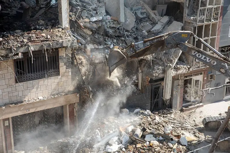 ইরানে ইসরায়েলের নজিরবিহীন হামলা: যেদিকে মোড় নিতে পারে পরিস্থিতি