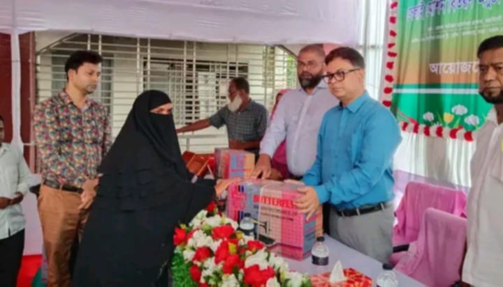 নরসিংদীতে জুলাই গণঅভ্যুত্থানে শহীদ ও আহত পরিবারের মাঝে সেলাই মেশিন বিতরণ